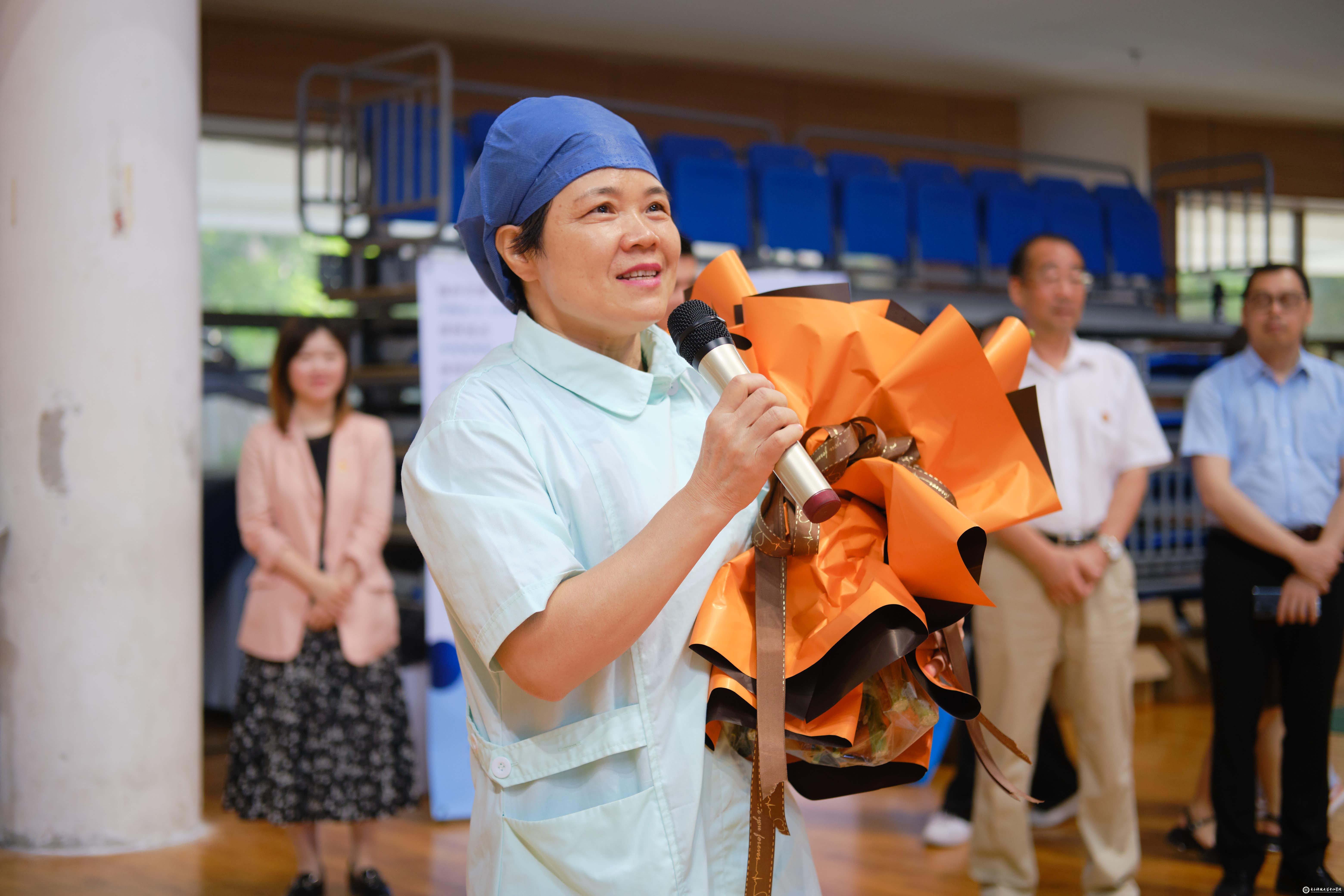 来自中山市石岐苏华赞医院手术室主管护师何桂彩从事护士工作22年了