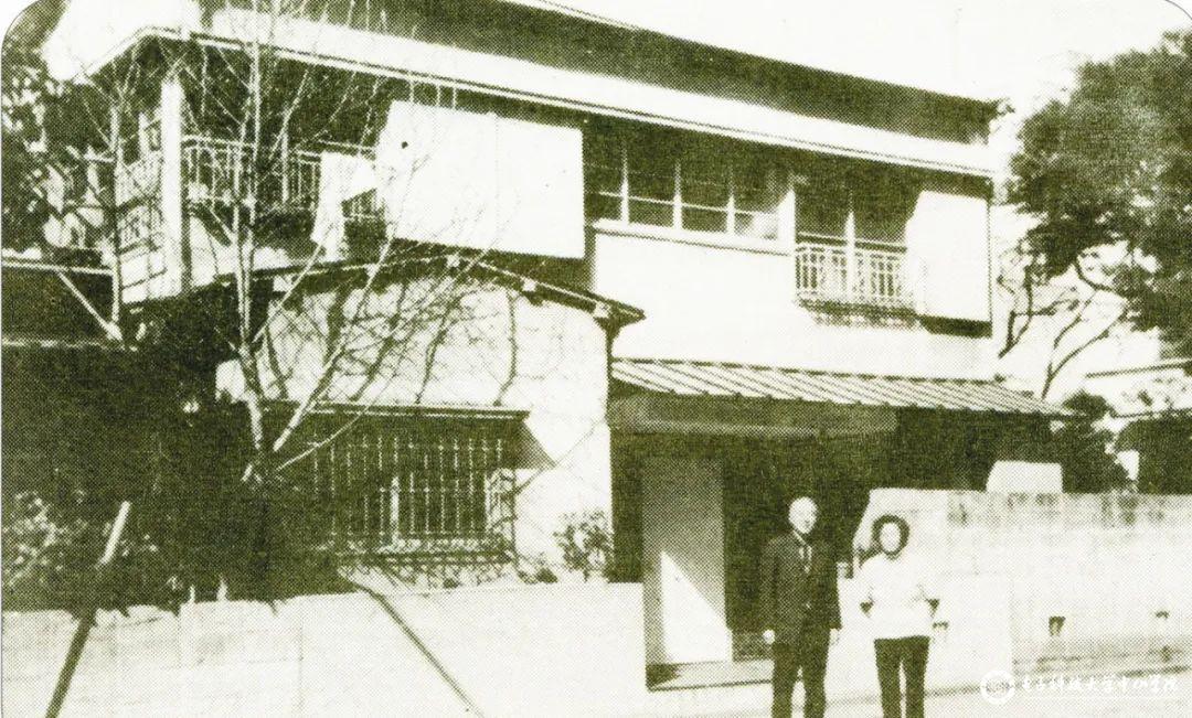 (吴桂显先生与夫人吴柳东成在日本横滨住宅前的合影)